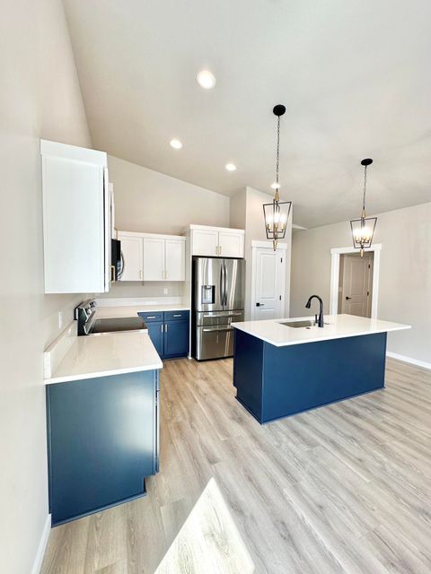 Tiny photo for 627 Terrazzo Way, Medford, OR 97501 (MLS # 220224361)