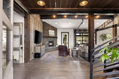 Tiny photo for 20055 Pacific Heights Road, Bend, OR 97703 (MLS # 220221303)