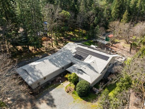 Photo of 287 Surrey Drive, Grants Pass, OR 97526 (MLS # 220217265)