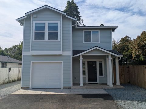 Photo of 613 St Thomas Lane, Eagle Point, OR 97524 (MLS # 220221211)