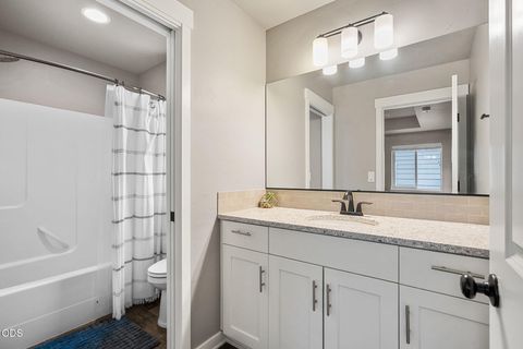 Tiny photo for 61066 SE Sydney Harbor Drive, Bend, OR 97702 (MLS # 220223165)