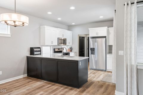 Tiny photo for 61066 SE Sydney Harbor Drive, Bend, OR 97702 (MLS # 220223165)