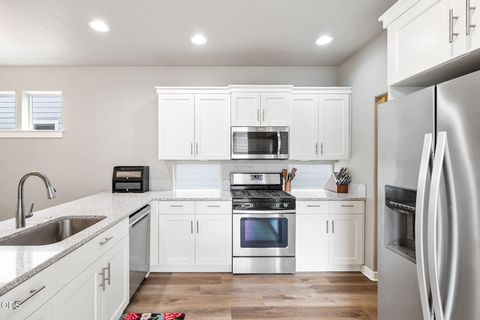 Tiny photo for 61066 SE Sydney Harbor Drive, Bend, OR 97702 (MLS # 220223165)