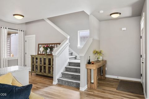 Tiny photo for 61066 SE Sydney Harbor Drive, Bend, OR 97702 (MLS # 220223165)