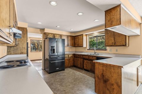 Tiny photo for 1704 NW Sunview Place, Grants Pass, OR 97526 (MLS # 220219697)