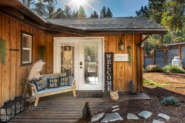 555 EWE CREEK RD, GRANTS PASS, OR 97526 - Image e8e3aa4c98d214f91e72d92ba762327f/1925971553