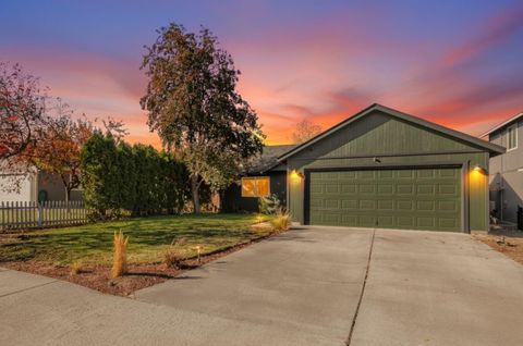 Photo of 1155 SW 31st Street, Redmond, OR 97756 (MLS # 220211075)