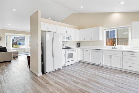 Tiny photo for 2223 NW Jackpine Court, Redmond, OR 97756 (MLS # 220211890)