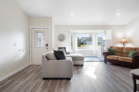 Tiny photo for 2223 NW Jackpine Court, Redmond, OR 97756 (MLS # 220211890)