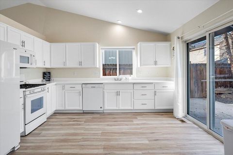 Tiny photo for 2223 NW Jackpine Court, Redmond, OR 97756 (MLS # 220211890)