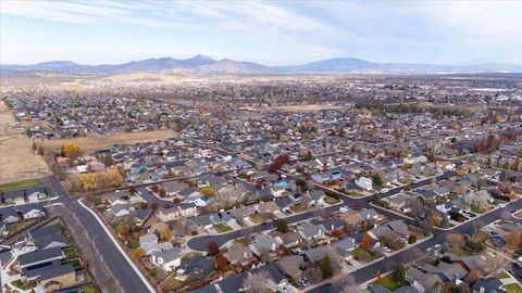 Tiny photo for 2223 NW Jackpine Court, Redmond, OR 97756 (MLS # 220211890)