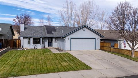 Photo of 2223 NW Jackpine Court, Redmond, OR 97756 (MLS # 220211890)