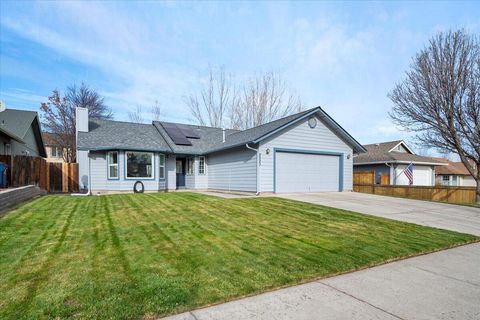 Tiny photo for 2223 NW Jackpine Court, Redmond, OR 97756 (MLS # 220211890)