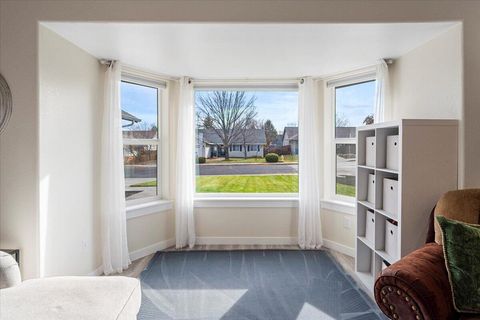 Tiny photo for 2223 NW Jackpine Court, Redmond, OR 97756 (MLS # 220211890)