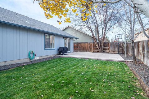Tiny photo for 2223 NW Jackpine Court, Redmond, OR 97756 (MLS # 220211890)