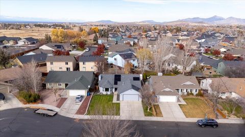 Tiny photo for 2223 NW Jackpine Court, Redmond, OR 97756 (MLS # 220211890)