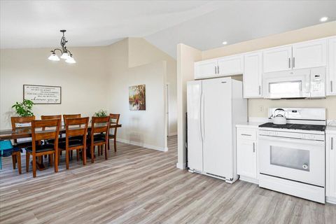 Tiny photo for 2223 NW Jackpine Court, Redmond, OR 97756 (MLS # 220211890)