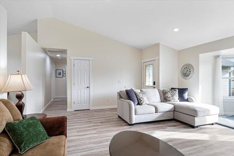 Tiny photo for 2223 NW Jackpine Court, Redmond, OR 97756 (MLS # 220211890)