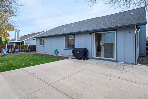Tiny photo for 2223 NW Jackpine Court, Redmond, OR 97756 (MLS # 220211890)