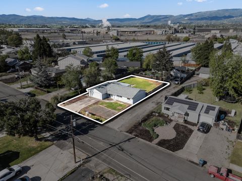 Tiny photo for 2711 Elliott Avenue, Medford, OR 97501 (MLS # 220219550)