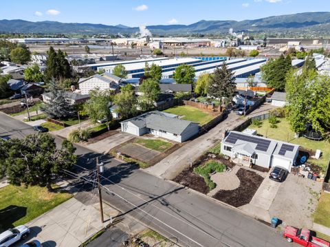 Tiny photo for 2711 Elliott Avenue, Medford, OR 97501 (MLS # 220219550)