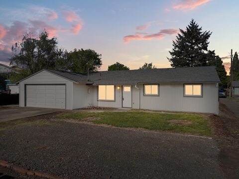 Tiny photo for 2711 Elliott Avenue, Medford, OR 97501 (MLS # 220219550)