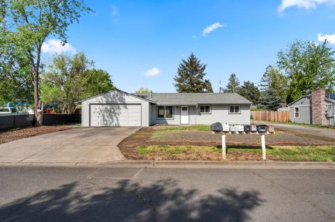 Photo of 2711 Elliott Avenue, Medford, OR 97501 (MLS # 220219550)