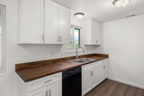 Tiny photo for 2711 Elliott Avenue, Medford, OR 97501 (MLS # 220219550)