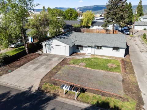 Tiny photo for 2711 Elliott Avenue, Medford, OR 97501 (MLS # 220219550)