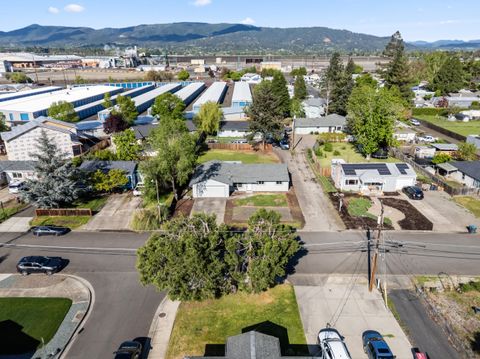 Tiny photo for 2711 Elliott Avenue, Medford, OR 97501 (MLS # 220219550)