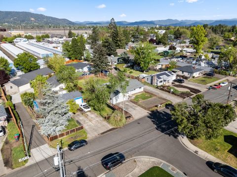 Tiny photo for 2711 Elliott Avenue, Medford, OR 97501 (MLS # 220219550)