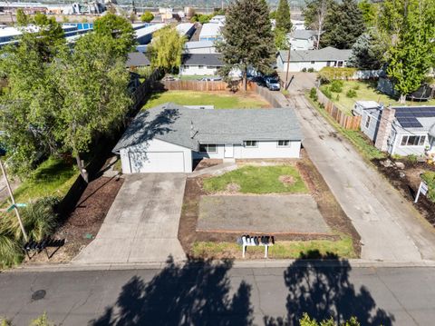 Tiny photo for 2711 Elliott Avenue, Medford, OR 97501 (MLS # 220219550)