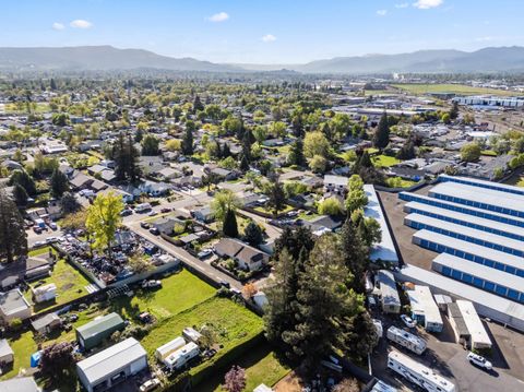 Tiny photo for 2711 Elliott Avenue, Medford, OR 97501 (MLS # 220219550)