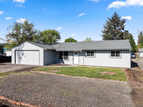 Tiny photo for 2711 Elliott Avenue, Medford, OR 97501 (MLS # 220219550)
