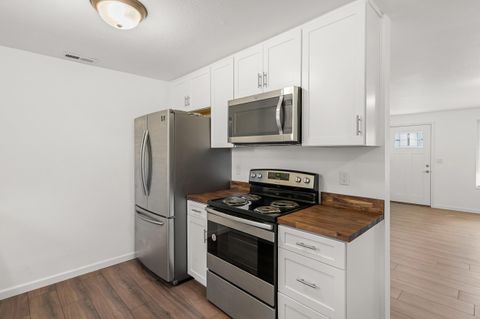 Tiny photo for 2711 Elliott Avenue, Medford, OR 97501 (MLS # 220219550)