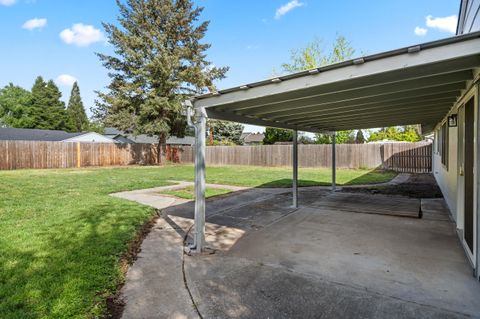 Tiny photo for 2711 Elliott Avenue, Medford, OR 97501 (MLS # 220219550)