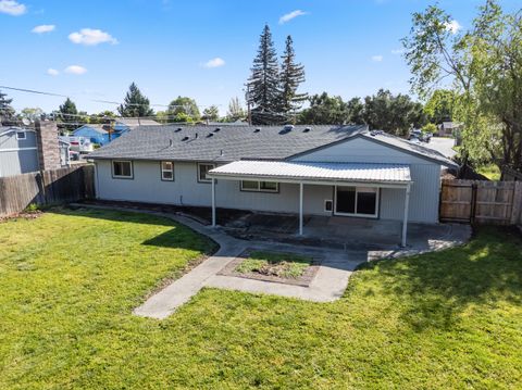 Tiny photo for 2711 Elliott Avenue, Medford, OR 97501 (MLS # 220219550)