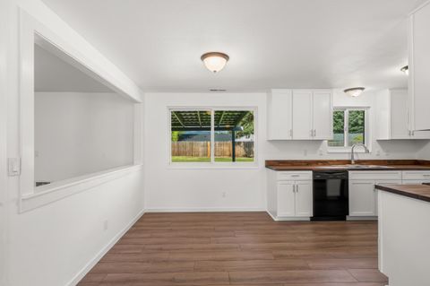 Tiny photo for 2711 Elliott Avenue, Medford, OR 97501 (MLS # 220219550)