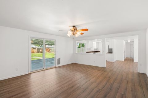 Tiny photo for 2711 Elliott Avenue, Medford, OR 97501 (MLS # 220219550)