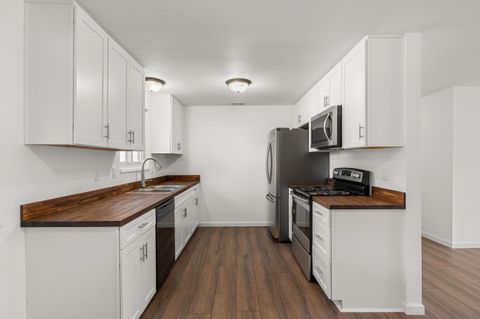 Tiny photo for 2711 Elliott Avenue, Medford, OR 97501 (MLS # 220219550)