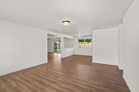 Tiny photo for 2711 Elliott Avenue, Medford, OR 97501 (MLS # 220219550)