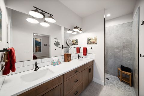 Tiny photo for 465 SE Sumner Drive, Prineville, OR 97754 (MLS # 220213851)