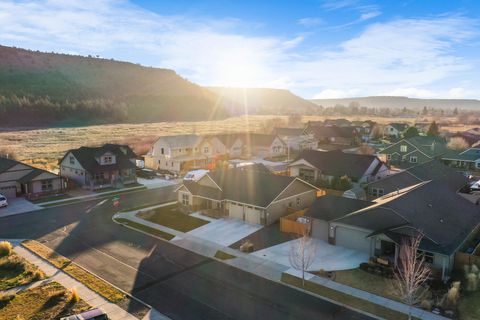 Tiny photo for 465 SE Sumner Drive, Prineville, OR 97754 (MLS # 220213851)