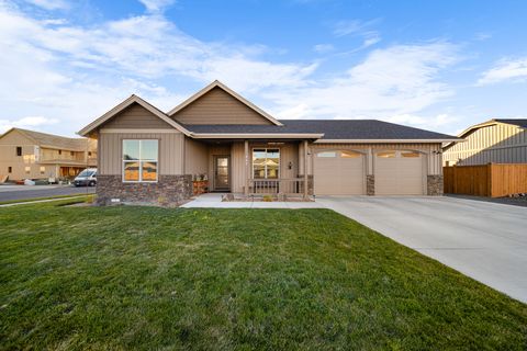 Photo of 465 SE Sumner Drive, Prineville, OR 97754 (MLS # 220213851)