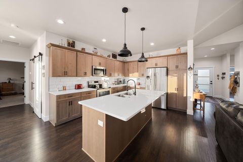 Tiny photo for 465 SE Sumner Drive, Prineville, OR 97754 (MLS # 220213851)