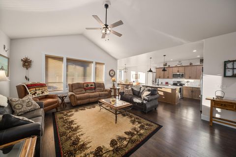 Tiny photo for 465 SE Sumner Drive, Prineville, OR 97754 (MLS # 220213851)