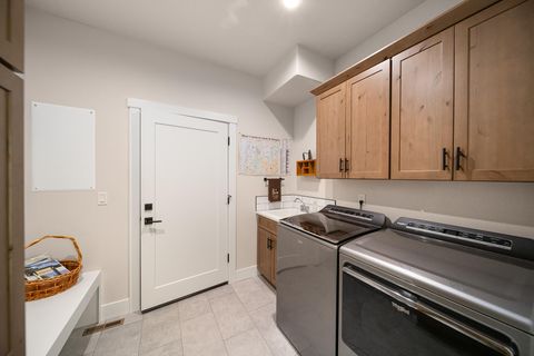 Tiny photo for 465 SE Sumner Drive, Prineville, OR 97754 (MLS # 220213851)
