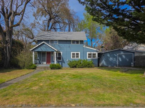 Photo of 814 NW C Street, Grants Pass, OR 97526 (MLS # 220217615)