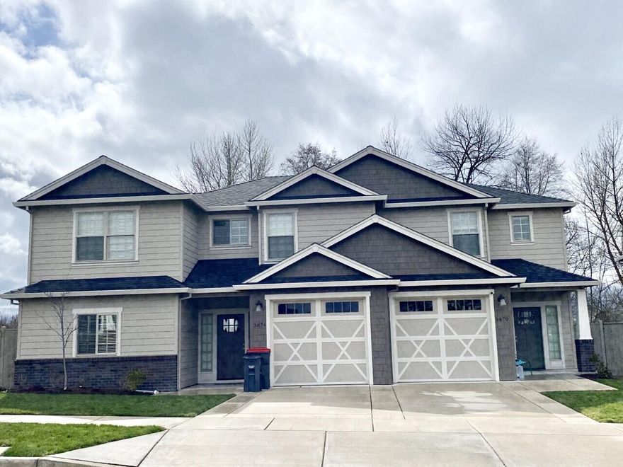 Beautiful townhouse built by Pacific Trend Building in 2018. Spacious 3 bedroom, 2 1/2 baths. Open floor plan with approximately 1693 sq ft. Granite counters throughout,
including tile in bathrooms and laundry. Kitchen includes stainless steel appliances and gorgeous tile backsplash and pendant lighting. Beautiful views behind to creek
and country. Well manicured and fully fenced yard. Great investor opportunity! Listing agent is related to Seller.