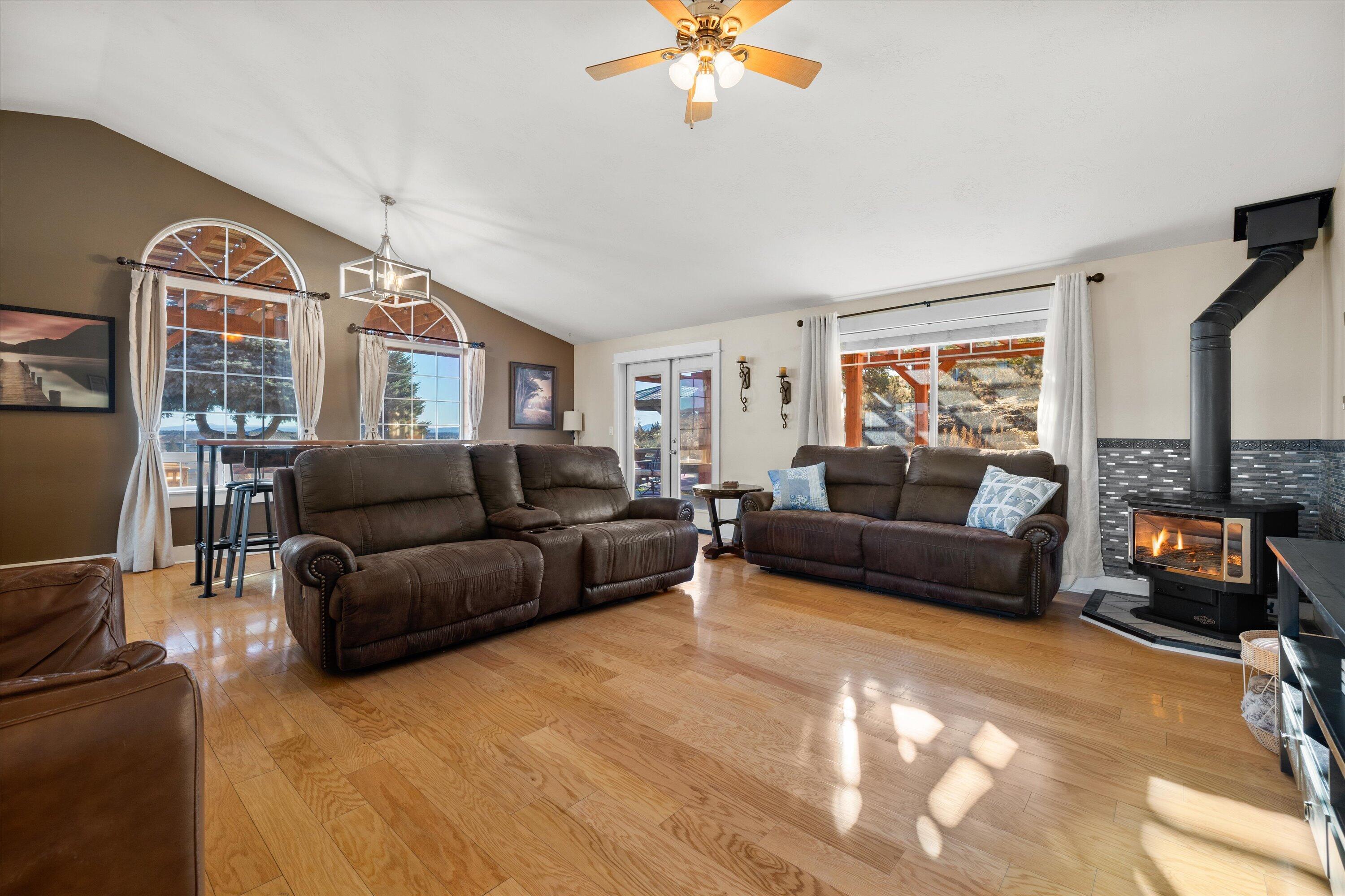 Terrebonne, Oregon 97760, United States, 6 Bedrooms Bedrooms, ,4 BathroomsBathrooms,Residential,Pending,100539